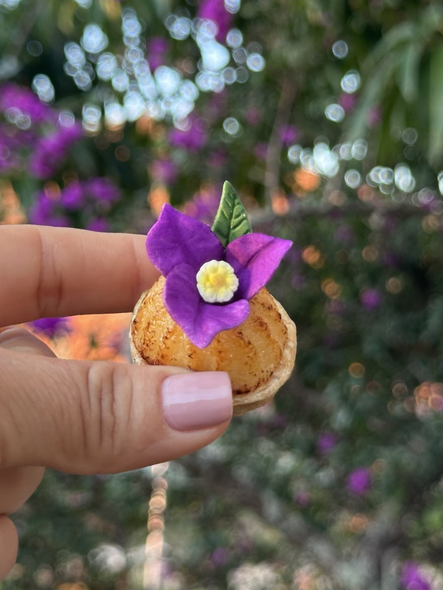 Brigadeiro de Belém com mini flor de açúcar bougainville