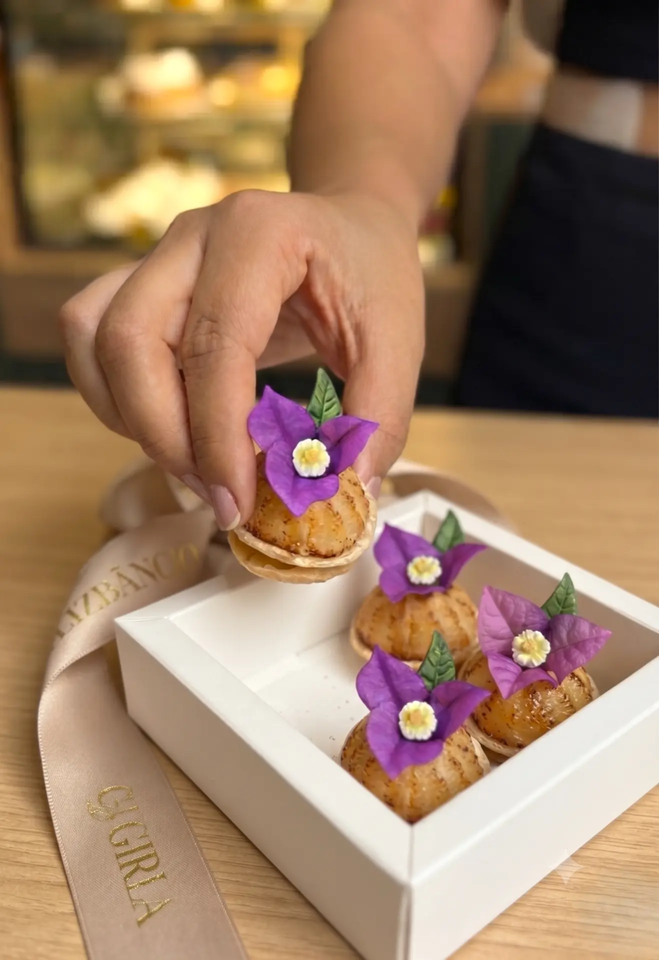 Caixa com Brigadeiros de Belém floridos