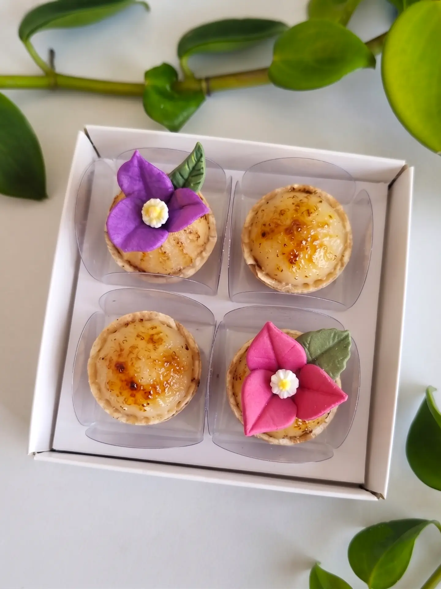 Caixa com quatro Brigadeiros de Belém, dois com mini flor de açúcar